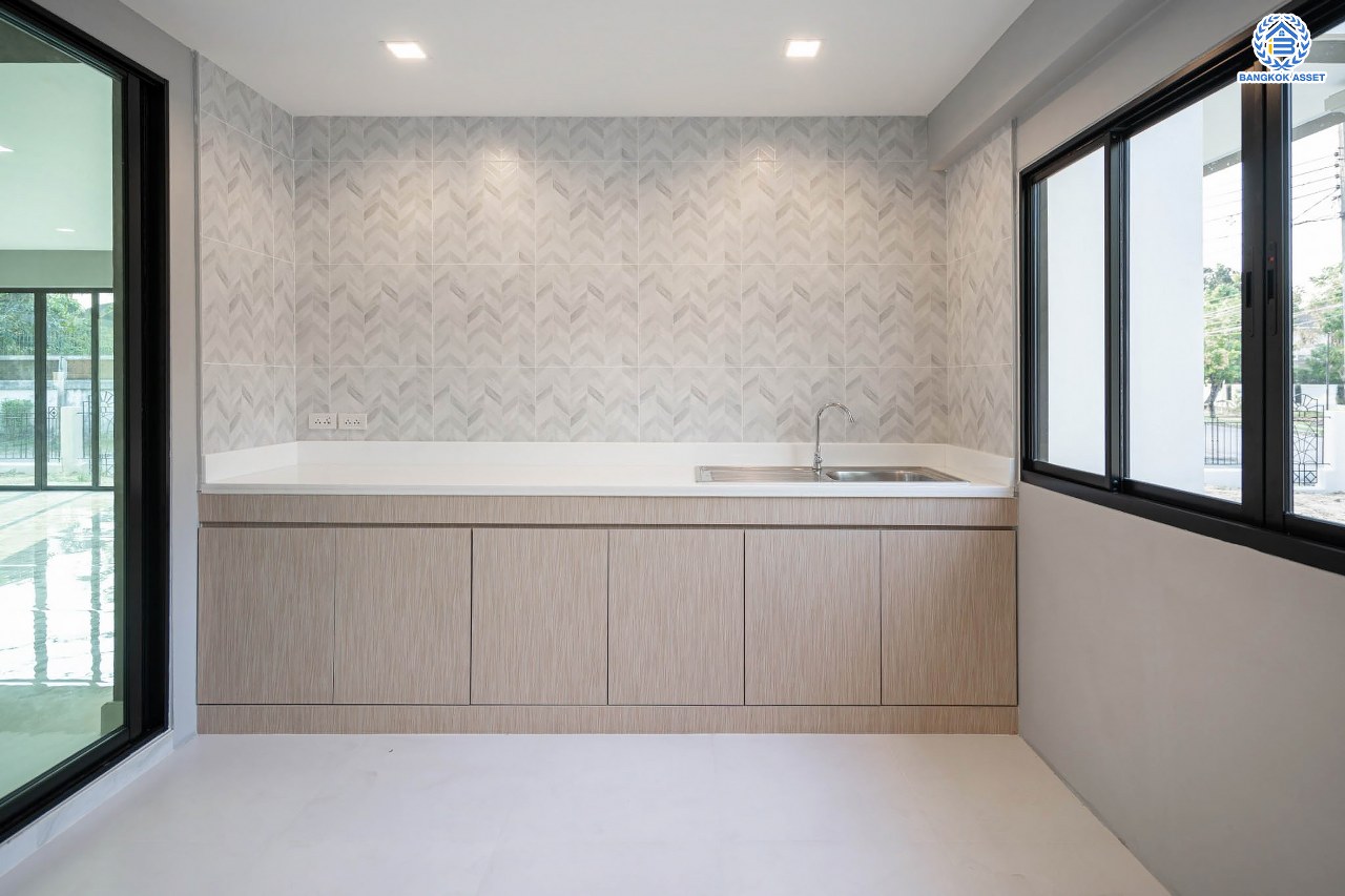 คฤหาสน์มือสองตกแต่งใหม่ โครงการ บ้านภาณุ ปิ่นเกล้า-บรมราชชนนี เนื้อที่ 142.7 ตร.ว. ฟังก์ชันจัดเต็ม 5 ห้องนอน 6 ห้องน้ำ 1 ห้องแม่บ้าน จอดรถได้ 4 คัน บนพื้นที่ใช้สอยเกือบ 451.5 ตร.ม. พร้อมพื้นที่สีเขียวสนามหญ้ากว้างขวาง ตอบโจทย์ครอบครัวใหญ่ บนทำเลศักยภาพ เชื่อมต่อทั้งถนนกาญจนาภิเษก และทางคู่ขนานลอยฟ้าบรมราชชนนี ใกล้ ม.มหิดล, สถานีขนส่งสายใต้ใหม่ และเซ็นทรัลปิ่นเกล้า